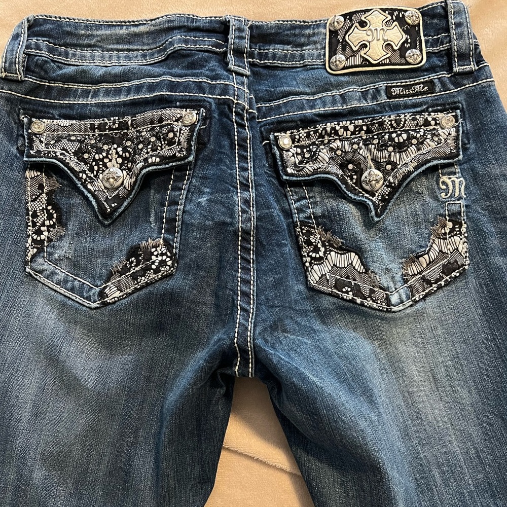 Size 32 mid rise boot cut jeans, inseam is 33